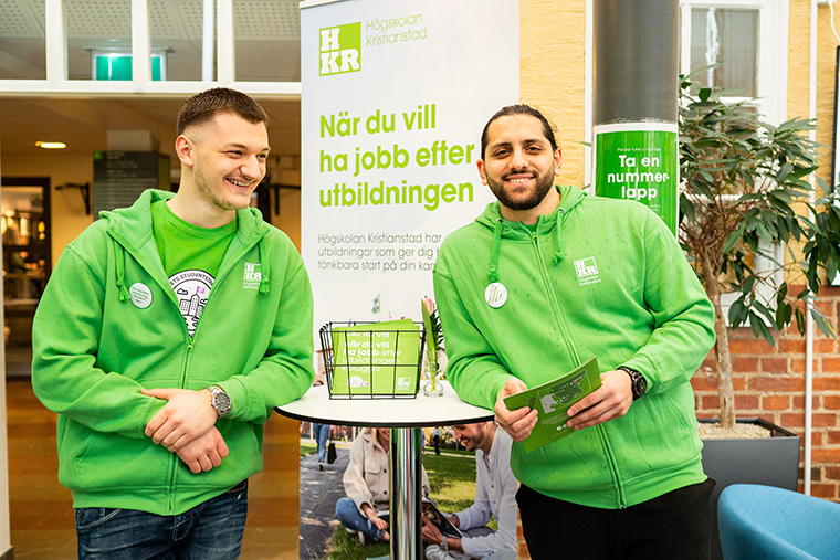 Tv&aring; studenter i gr&ouml;na tr&ouml;jor p&aring; H&ouml;gskolan Kristianstad