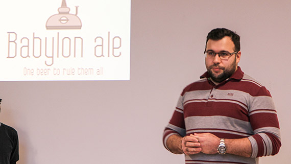 Dawid Alwan presenterar gruppens öl, Babylon Ale, gjord för hand enligt samma grundrecept som på stentavlorna i forna Babylonien.