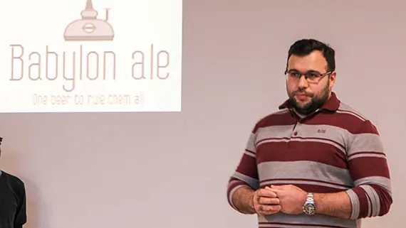 Dawid Alwan presenterar gruppens öl, Babylon Ale, gjord för hand enligt samma grundrecept som på stentavlorna i forna Babylonien.