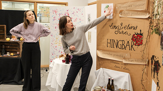 Lina och Elin ger liv åt sin kombucha på hingbär.