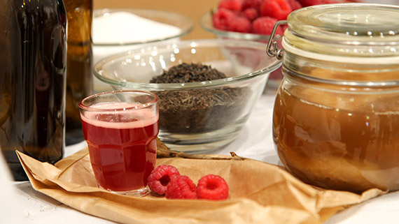 Kombucha på hingbär, en skånsk variant med asiatiskt ursprung.
