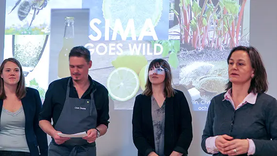 Gruppen bakom siman förklarar hur de gått tillväga för juryn, efter att läraren Viktoria Olsson presenterar dagens program för jästa drycker.