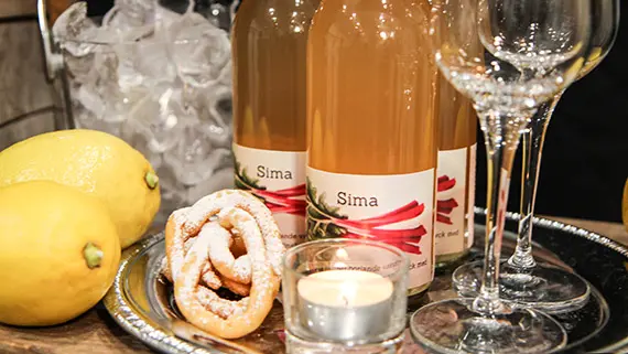 Sima, citron och struvor. Rabarberna som smaksatt denna finska dryck förstärker kopplingen till våren.
