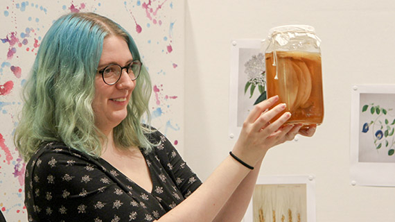 Emilia visar upp surdegsmodern hennes grupp odlat fram.