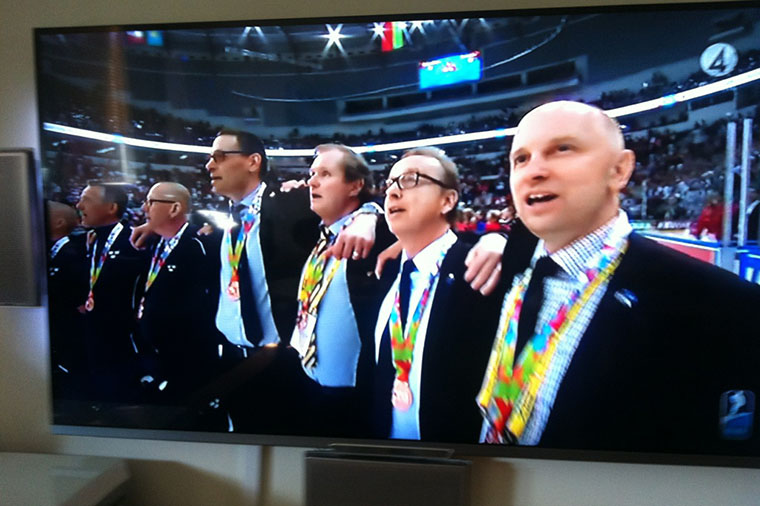 Ishockeylandslaget f&aring;r sina bronsmedaljer vid VM 2014 och P&auml;r Pettersson och P&auml;r M&aring;rts &auml;r i mitten.