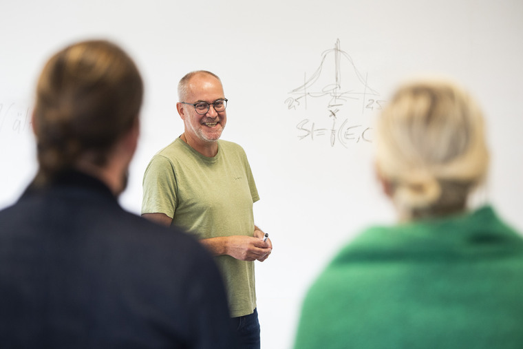 Lärare vid whiteboard.