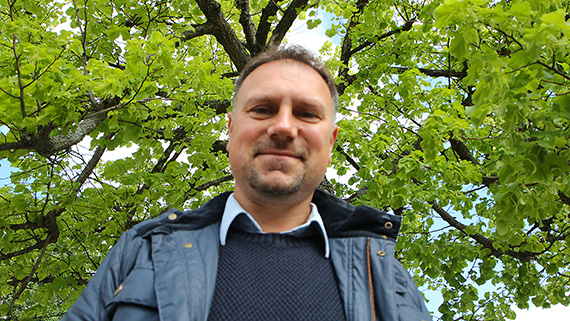 För Robert Andersson är skogen nödvändig och han går ut i den minst en gång i veckan. I sitt examensarbete konstaterar han att lövsprickningen sker allt tidigare på året. 