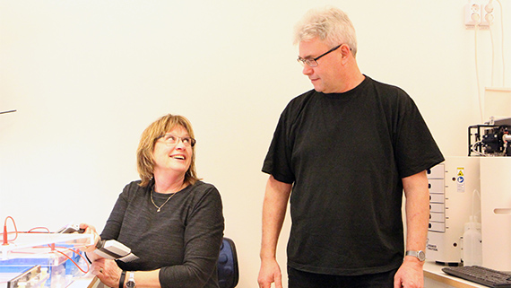 Christina Lind-Halldén, biträdande professor i biologi inriktning genetik, och Christer Halldén, professor i biomedicinsk genetik.