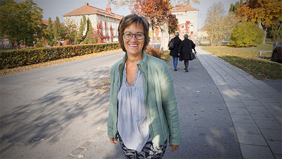 De flesta sjuksköterskor kommer att hamna i en organisation som rullar på som den alltid gjort, och det är lätt att bli en del av den kulturen. Men om vi under utbildningen kan ge dem praktiska verktyg för att tänka utanför boxen så har vi kommit en bra bit på väg, menar Pia Petersson.