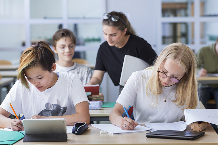 Elever i klassrum.