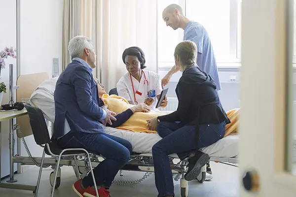Patient med anhöriga på sjukhus. Foto: Johnér