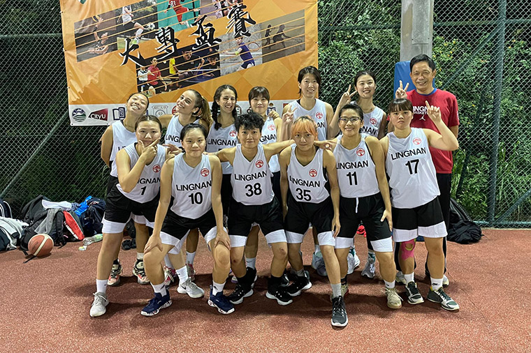 Genom universitetets basketlag fick Kattia nya v&auml;nner, h&auml;r efter en match mot University of Hong Kong.