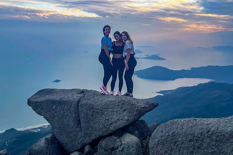 Kattia Rahi p&aring; Sunset Peak, Hongkong.