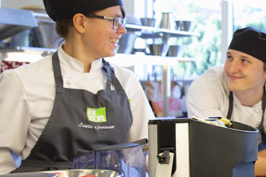 Gastronomistudenter i kök.