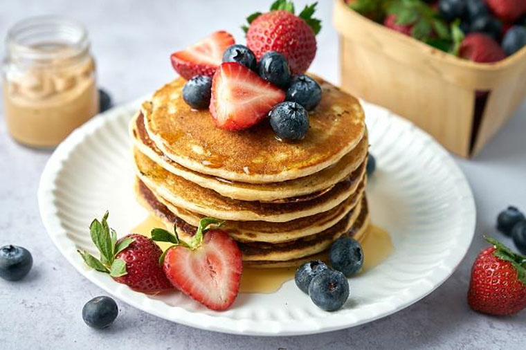 Pannkakor med jordgubbar och bl&aring;b&auml;r.