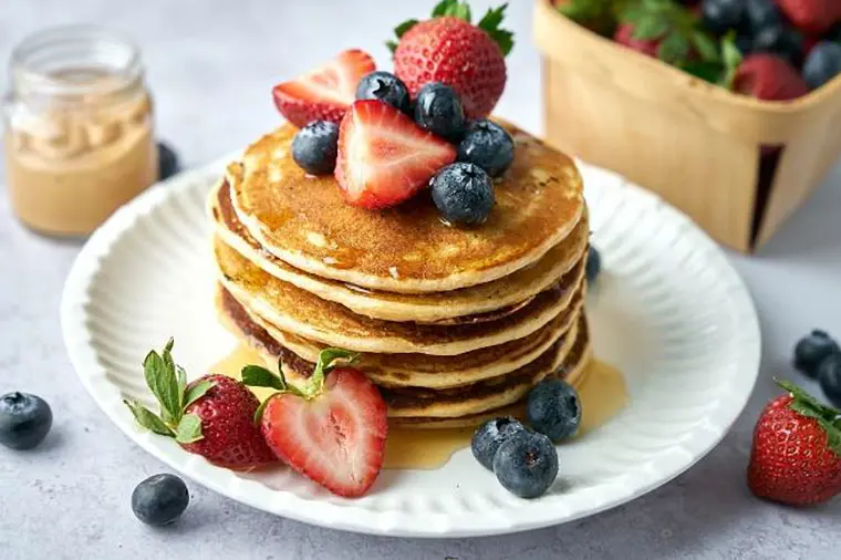 Pannkakor med jordgubbar och bl&aring;b&auml;r.