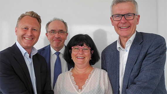 Carl-Johan Robertz (H&auml;lsostaden &Auml;ngelholm), regiondirekt&ouml;r Alf J&ouml;nsson, Pia Andersson, dekan p&aring; H&ouml;gskolan Kristianstad och Harald Roos (sjukhuschef i Helsingborgs) tr&auml;ffades f&ouml;r &ouml;verenskommelse om sjuksk&ouml;terskeutbildning med lokal antagning.