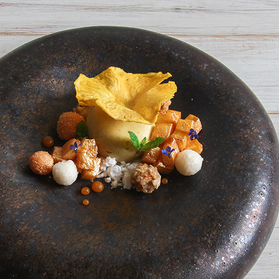 Maten Tora Flora Olsson lagar och l&auml;gger upp p&aring; Instagram &auml;r genomg&aring;ende vegansk och glutenfri &ndash; och f&aring;r dessutom fantasifulla namn. H&auml;r visas desserten Rich Bitch. Foto: Tora Olsson