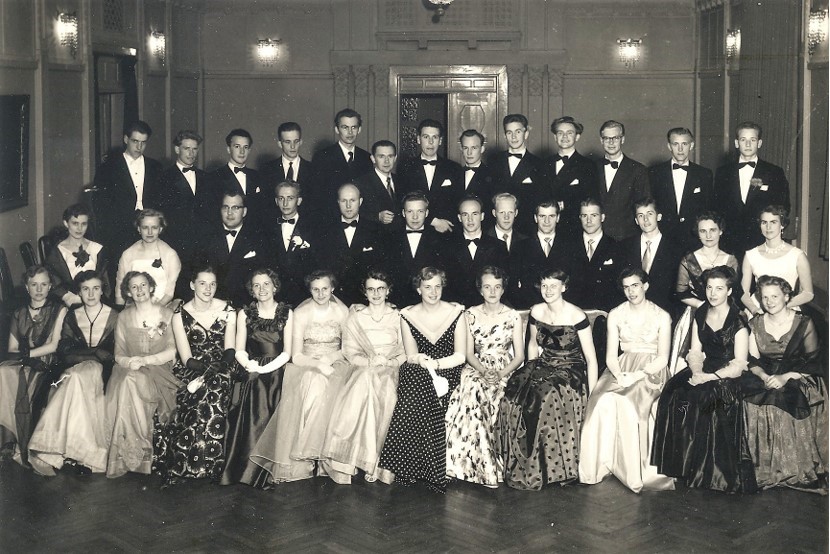 Examensfesten 1955. John-Eric Johansson st&aring;r p&aring; mellersta raden, fj&auml;rde fr&aring;n v&auml;nster. Lennart Persson &auml;r inte med p&aring; bilden.