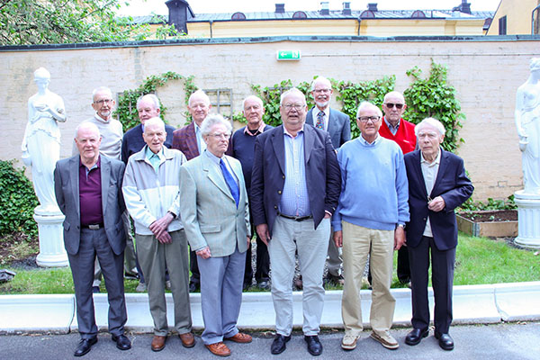 Fr&aring;n 60-&aring;rsjubileet av examensdagen. John-Eric Johansson st&aring;r l&auml;ngst upp till v&auml;nster och Lennart Persson p&aring; fr&auml;mre raden, andra fr&aring;n v&auml;nster.