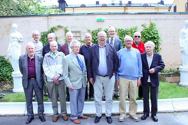 Fr&aring;n 60-&aring;rsjubileet av examensdagen. John-Eric Johansson st&aring;r l&auml;ngst upp till v&auml;nster och Lennart Persson p&aring; fr&auml;mre raden, andra fr&aring;n v&auml;nster.