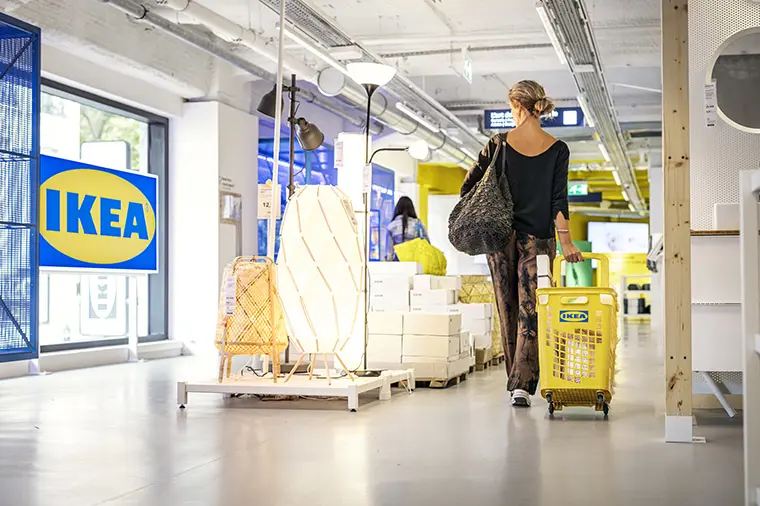 Kvinna handlar p&aring; Ikea.