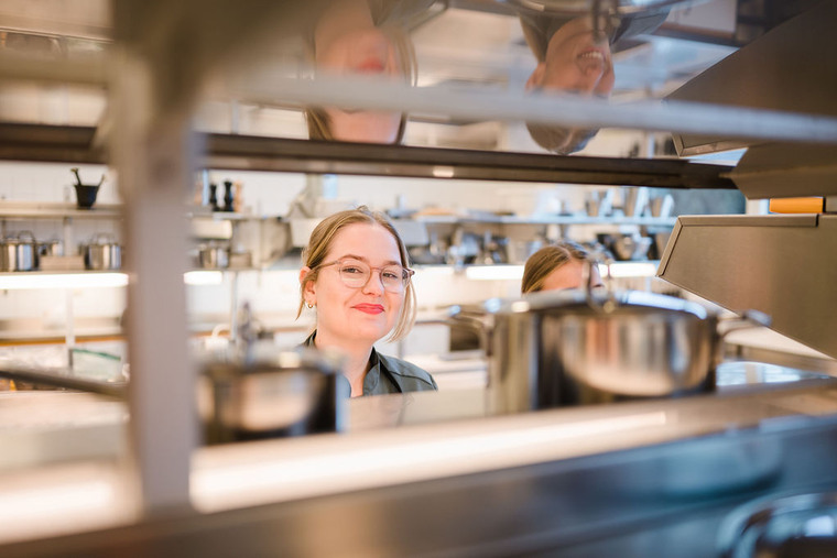 Student och kastruller.