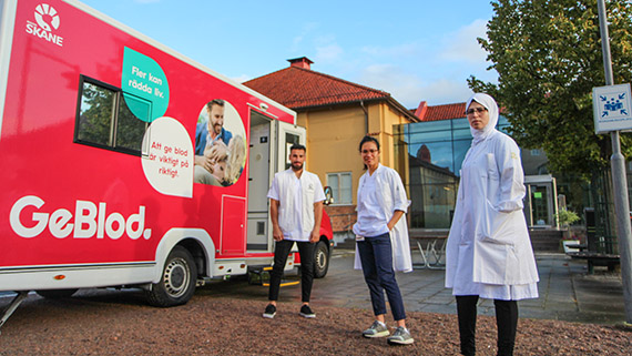 Taha Abdulrazzaq, Weng Sale och Gofran Faraj tar emot blod hela dagen framf&ouml;r Glashuset (hus 7).