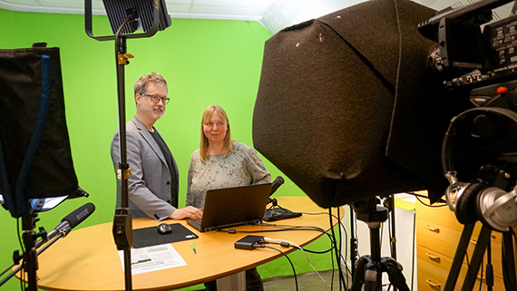 Ett par gånger i veckan kommer lärare till studion för att göra inspelningar. IKT-pedagogerna finns nära till hands när de behöver hjälp.