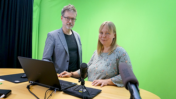 Förr fick de många frågor om ren teknik, men numera ligger tyngdpunkten snarare på det pedagogiska, menar IKT-pedagogerna Dan Wirdefalk och Åsa Kronkvist.