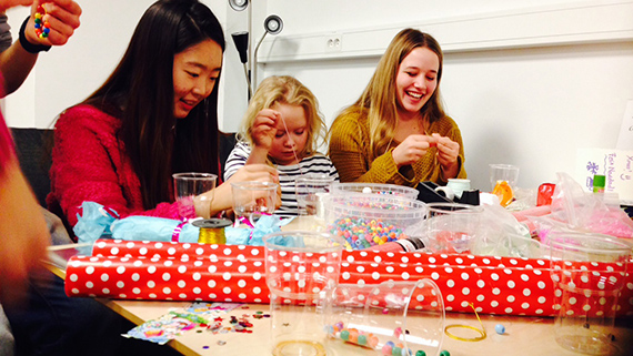 Studenter som mentorer som umgås med barn.