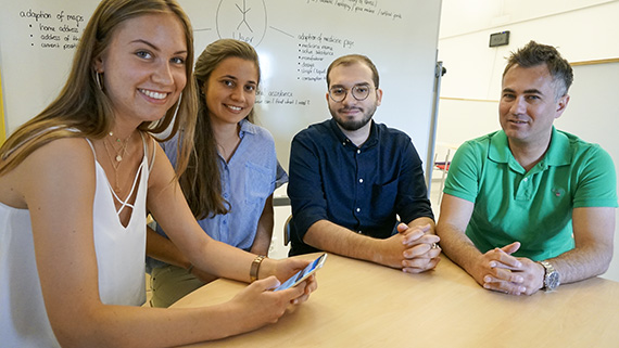 Studenterna Paulina Wittich, Hannah Kern, Abdulrahman Alassadi och Fatih Sayilir hoppas att EldHelp ska minska oron inför ålderdomen.