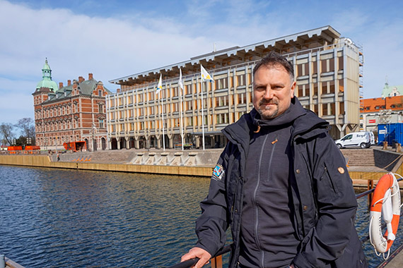 Arbetsplatsen &auml;r kommunhuset vid hamnen i Landskrona. Men en stor del av jobbet g&aring;r ut p&aring; att &aring;ka runt och tr&auml;ffa mark&auml;gare och andra ber&ouml;rda kring Bra&aring;ns och Sax&aring;ns avrinningsomr&aring;de.