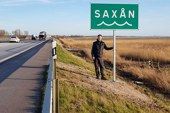 Nya skyltar har satts upp l&auml;ngs E6:an som g&ouml;r bilisterna uppm&auml;rksamma p&aring; att Sax&aring;n rinner genom landskapet.