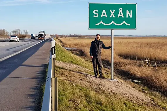 Nya skyltar har satts upp l&auml;ngs E6:an som g&ouml;r bilisterna uppm&auml;rksamma p&aring; att Sax&aring;n rinner genom landskapet.