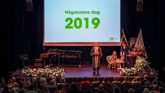 Rektor H&aring;kan Pihl h&auml;lsar alla v&auml;lkomna.