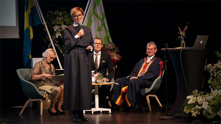 Sjuksk&ouml;terskealumnen och Kristianstads kommundirekt&ouml;r Christel J&ouml;nsson var uppkl&auml;dd i klassiska sjuksk&ouml;terskedr&auml;kten, kv&auml;llen till &auml;ra.