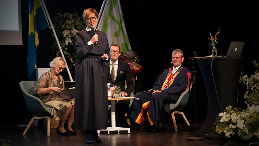 Sjuksk&ouml;terskealumnen och Kristianstads kommundirekt&ouml;r Christel J&ouml;nsson var uppkl&auml;dd i klassiska sjuksk&ouml;terskedr&auml;kten, kv&auml;llen till &auml;ra.