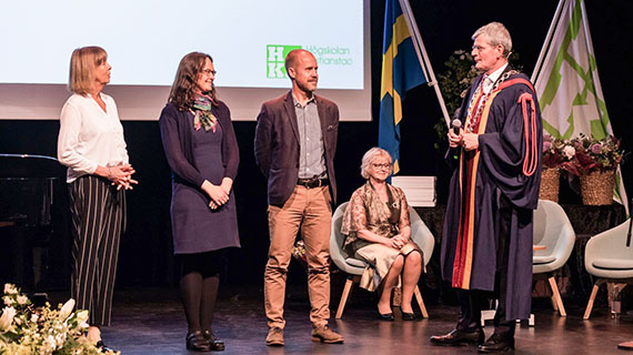 Tre docenter uppm&auml;rksammades p&aring; scen: Pernilla Garmy, docent och befordrad till bitr&auml;dande professor i omv&aring;rdnad, Susanne Thulin, docent och befordrad till bitr&auml;dande professor i pedagogik, samt H Thomas R Persson, docent och bitr&auml;dande professor i sports management.