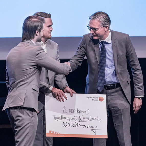 Studenterna Robin Hermansson Simon Lindell tar emot 2019 &aring;rs pris f&ouml;r b&auml;sta kandidatuppsats inom Ekonomprogrammen, med titeln Inf&ouml;randet av MiFID II &ndash; En f&ouml;r&auml;ndrad framtid f&ouml;r finansinstituten.
