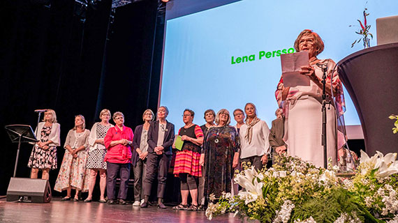 Lena Persson tillsammans med medarbetarna som var med i &ouml;verg&aring;ngen 1998 d&aring; Landstingets h&ouml;gskola integrerades med den statliga h&ouml;gskolan och flyttade till campus i N&auml;sby.