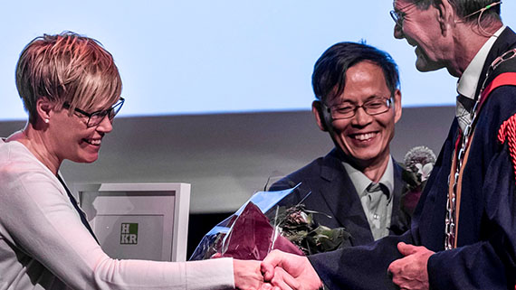 Meriterande l&auml;rarna Petra Nilsson Lindstr&ouml;m, lektor i folkh&auml;lsovetenskap, och Eric Chen, bitr&auml;dande professor i elektroteknik, tackar f&ouml;r sina utm&auml;rkelser.q