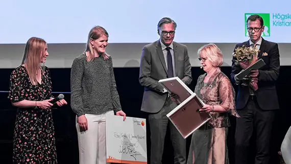Gastronomen Elna Crona och PA-studenten Sandra Mekkelholt fick Samverkanspriset student f&ouml;r sitt fantastiska arbete med insamlingen till Musikhj&auml;lpen, d&auml;r de engagerade s&aring;v&auml;l studenter som personal under en hel m&aring;nad och samlade in 47 000 kr och hamnade i direkts&auml;nd TV.