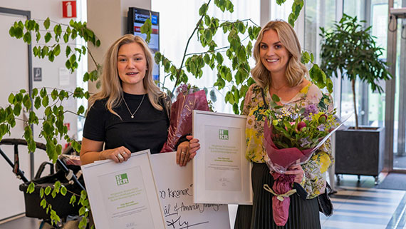 Studenterna Ellen Bjernst&aring;l Amanda Johannesson fick priset f&ouml;r 2019 &aring;rs b&auml;sta kandidatuppsats inom Sjuksk&ouml;terskeprogrammet, med titeln N&auml;r sjukdomen skiljer oss &aring;t - En litteraturstudie om n&auml;rst&aring;endes upplevelser n&auml;r partner med demenssjukdom flyttar till boende.