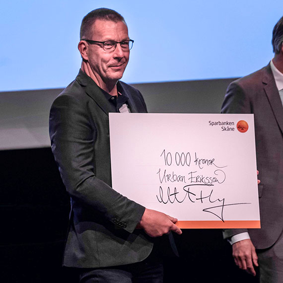 Urban Eriksson, universitetslektor i fysik med inriktning mot astronomididaktik, fick Samverkanspriset personal, bland annat f&ouml;r sin roll som vetenskaplig ledare f&ouml;r det nationella massexperiementet inom Forskarfredag, inte bara i Sverige utan &auml;ven Europa, med n&auml;rmare 100 000 deltagare