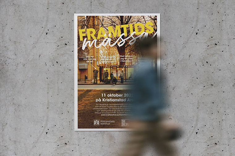 Person g&aring;r f&ouml;rbi betongv&auml;gg med Framtidsveckanposter.