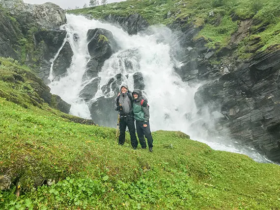 L&auml;raren Thomas Beery och studenten Troy Vegel, b&aring;da fr&aring;n amerikanska Duluth i Minnesota, vid vattenfallen ovanf&ouml;r Kutjaure. Foto: Adelaide Foster