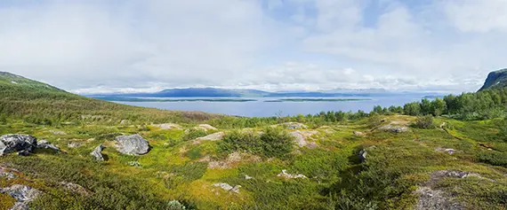 P&aring; v&auml;g mot Kisuris med vyn tillbaka &ouml;ver Akkajaure. Foto: Dan Postolachi