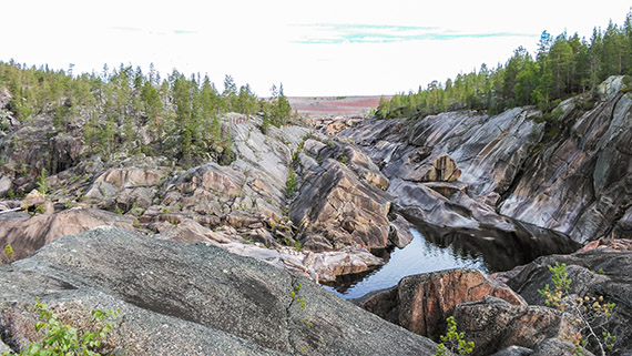 Innan f&ouml;rd&auml;mningen st&ouml;rtade Lule&auml;lven 107 meter genom en kilometerl&aring;ng klyfta med en rad forsar och fall, och d&auml;rav namnet Harspr&aring;ngsfallet. Foto: Johanna Gr&ouml;nroos