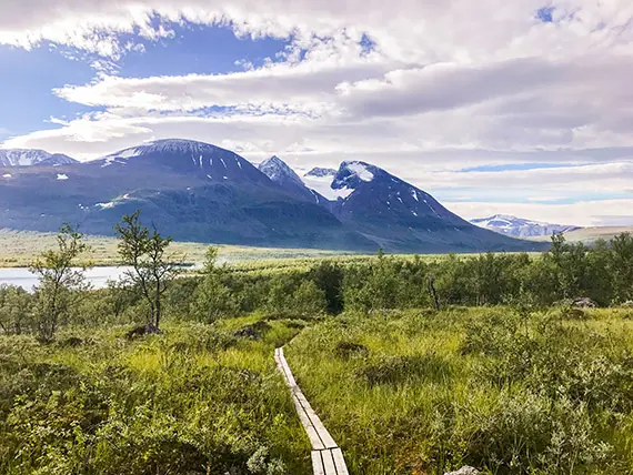 Vandringsleden fr&aring;n Akkastugorna mot Akkamassivet d&auml;r Hambergs glaci&auml;r v&auml;ntar tv&aring; mil bort. Foto: Jenny Carlsson